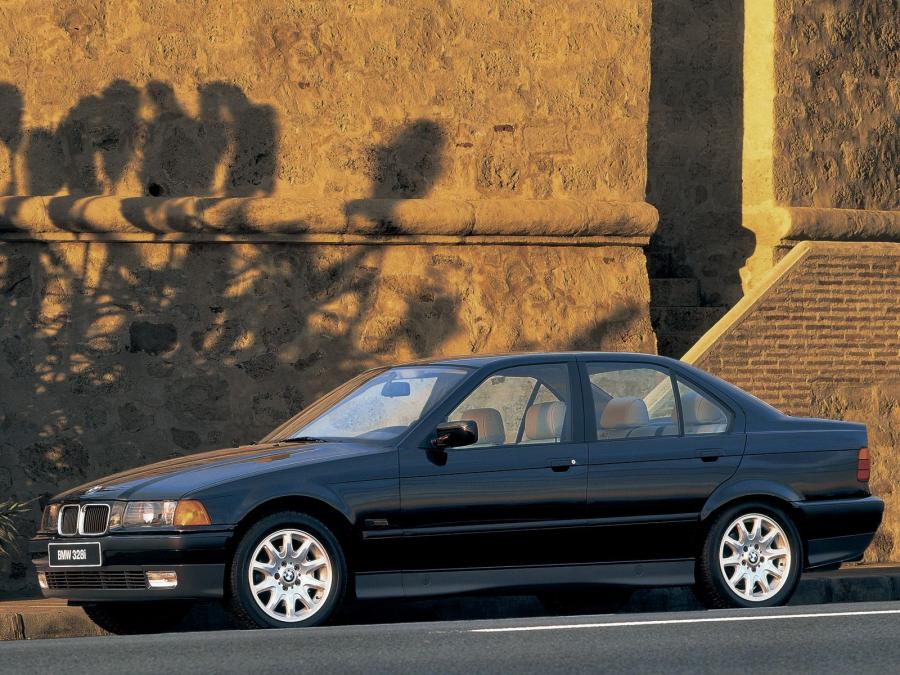  BMW 328i Sedan 1995 года  (фото 1 из 2)